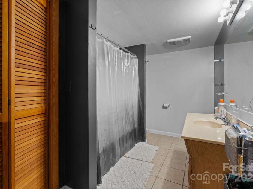 306 Forest Avenue, Franklin, NC 28734.  MLS# CAR4278190, YatesRealty ID 26838. 