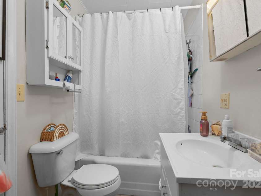 306 Forest Avenue, Franklin, NC 28734.  MLS# CAR4278190, YatesRealty ID 26838. 