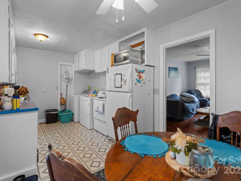 306 Forest Avenue, Franklin, NC 28734.  MLS# CAR4278190, YatesRealty ID 26838. 