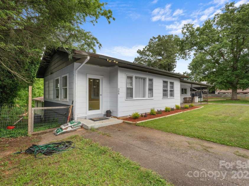 306 Forest Avenue, Franklin, NC 28734.  MLS# CAR4278190, YatesRealty ID 26838. 
