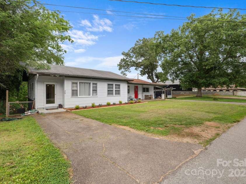 306 Forest Avenue, Franklin, NC 28734.  MLS# CAR4278190, YatesRealty ID 26838. 