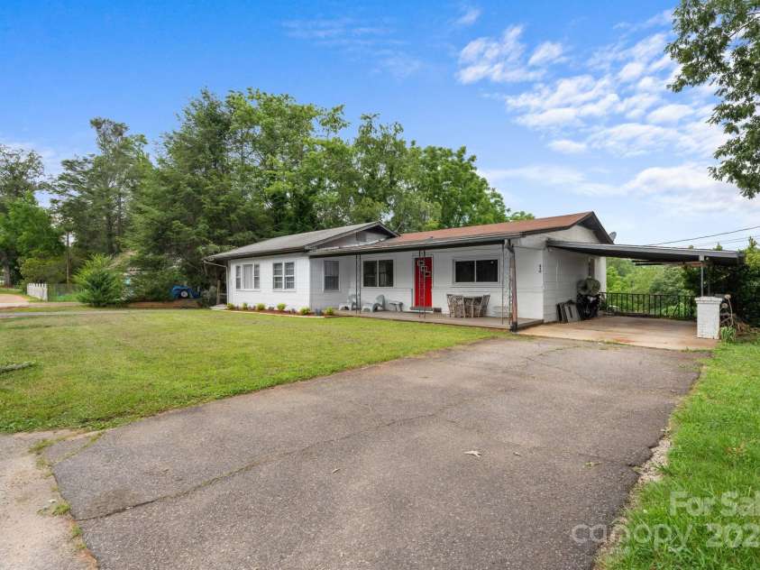 306 Forest Avenue, Franklin, NC 28734.  MLS# CAR4278190, YatesRealty ID 26838. 