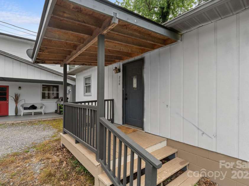 306 Forest Avenue, Franklin, NC 28734.  MLS# CAR4278190, YatesRealty ID 26838. 