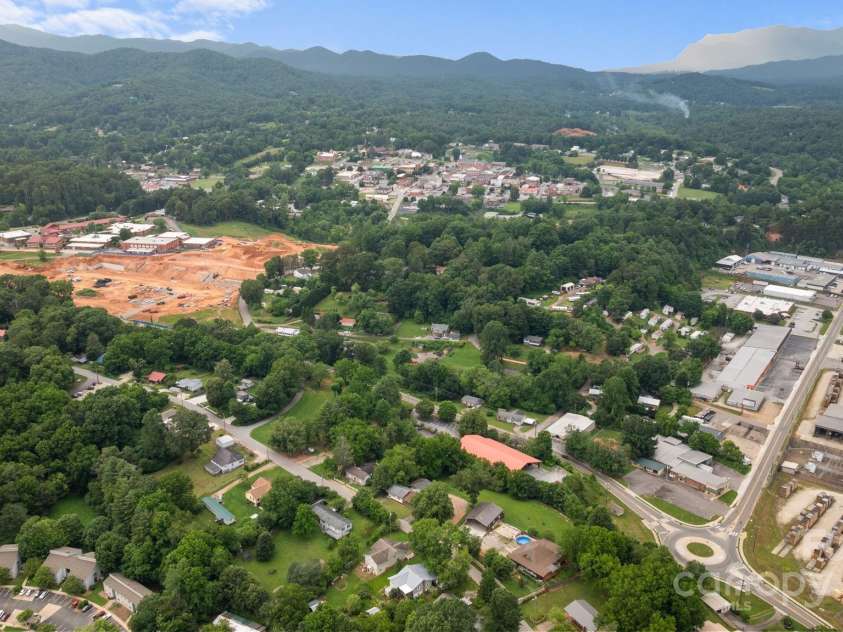 306 Forest Avenue, Franklin, NC 28734.  MLS# CAR4278190, YatesRealty ID 26838. 