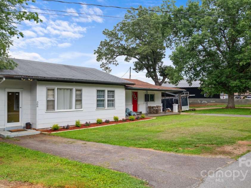 306 Forest Avenue, Franklin, NC 28734.  MLS# CAR4278190, YatesRealty ID 26838. 
