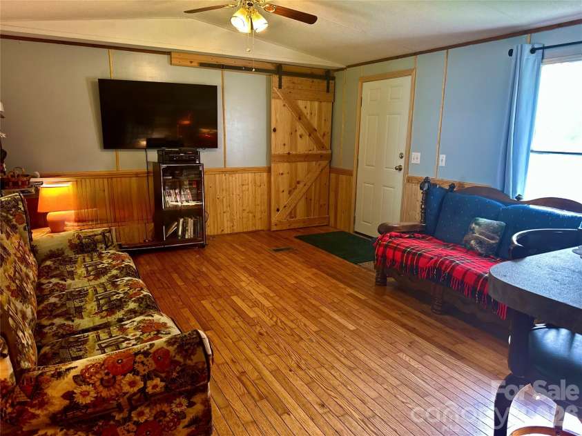 492 Chestnut Mountain Road, Spruce Pine, NC 28777.  MLS# CAR4281456, YatesRealty ID 2684. 