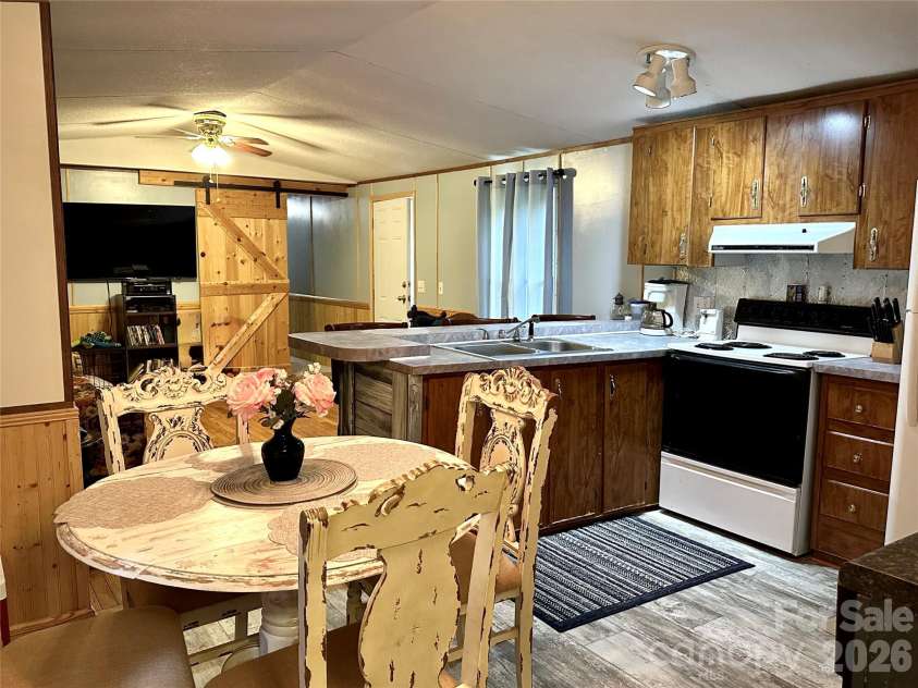 492 Chestnut Mountain Road, Spruce Pine, NC 28777.  MLS# CAR4281456, YatesRealty ID 2684. 