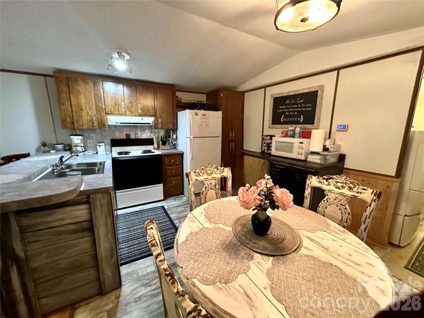492 Chestnut Mountain Road, Spruce Pine, NC 28777.  MLS# CAR4281456, YatesRealty ID 2684. 