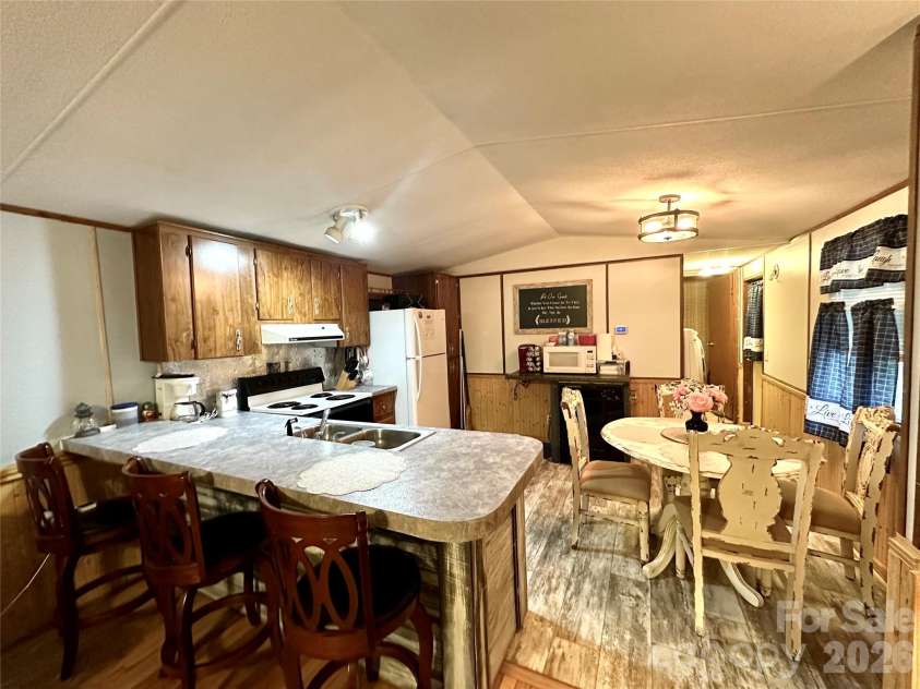 492 Chestnut Mountain Road, Spruce Pine, NC 28777.  MLS# CAR4281456, YatesRealty ID 2684. 