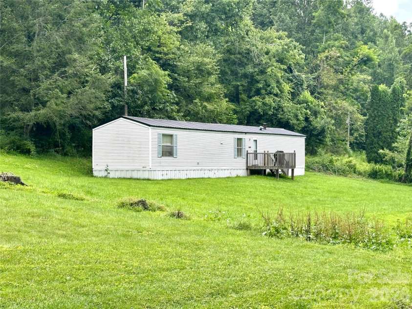 492 Chestnut Mountain Road, Spruce Pine, NC 28777.  MLS# CAR4281456, YatesRealty ID 2684. 