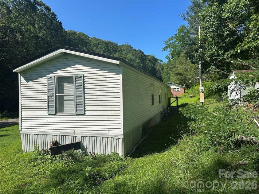 492 Chestnut Mountain Road, Spruce Pine, NC 28777.  MLS# CAR4281456, YatesRealty ID 2684. 
