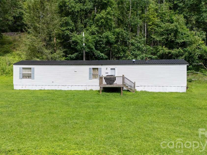 492 Chestnut Mountain Road, Spruce Pine, NC 28777.  MLS# CAR4281456, YatesRealty ID 2684. 