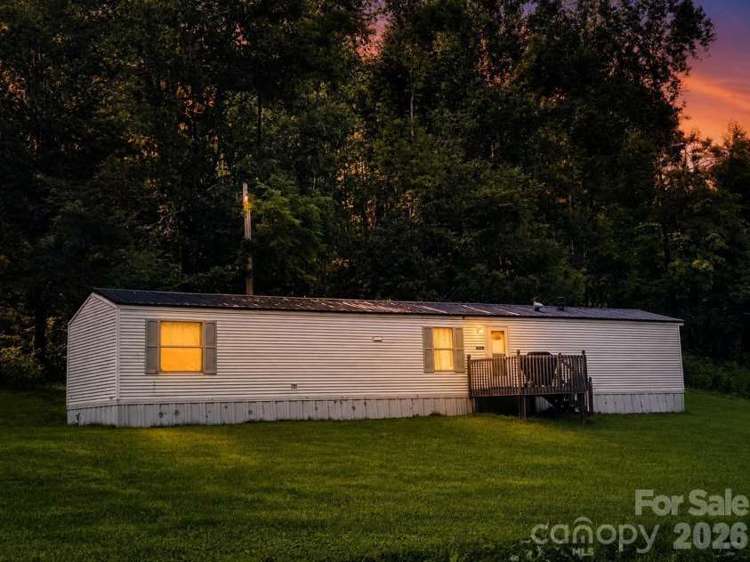 492 Chestnut Mountain Road, Spruce Pine, NC 28777.  MLS# CAR4281456, YatesRealty ID 2684. 