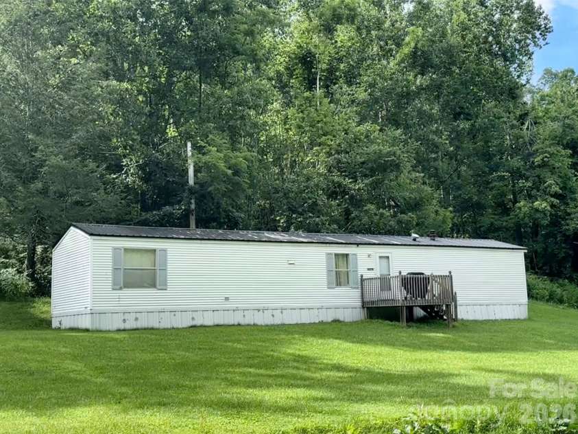 492 Chestnut Mountain Road, Spruce Pine, NC 28777.  MLS# CAR4281456, YatesRealty ID 2684. 