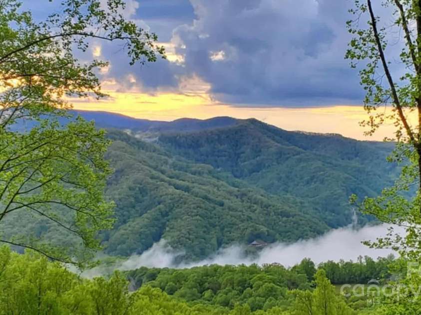 80 Dana Drive, Bakersville, NC 28777.  MLS# CAR4268659, YatesRealty ID 26842. 