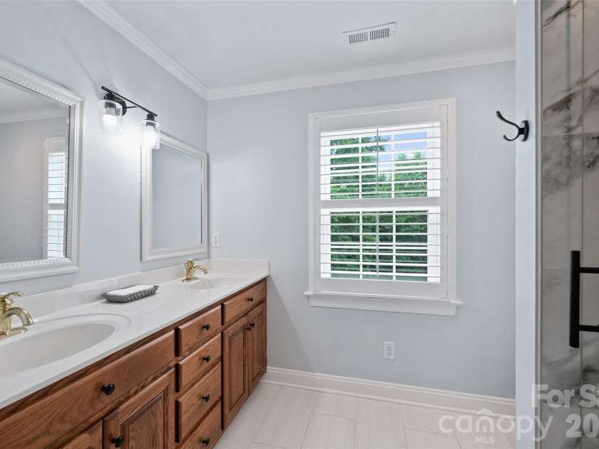 9470 Hutchinson Lane, Charlotte, NC 28216.  MLS# CAR4378198, YatesRealty ID 26845. 