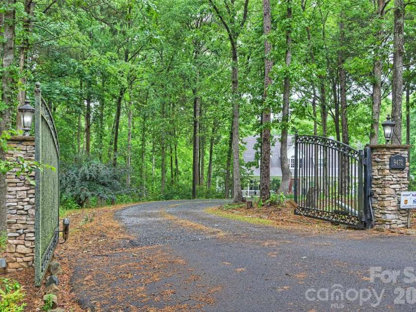 9470 Hutchinson Lane, Charlotte, NC 28216.  MLS# CAR4378198, YatesRealty ID 26845. 