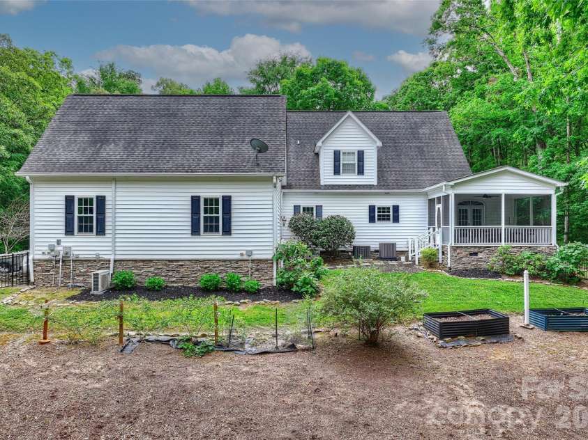 9470 Hutchinson Lane, Charlotte, NC 28216.  MLS# CAR4378198, YatesRealty ID 26845. 