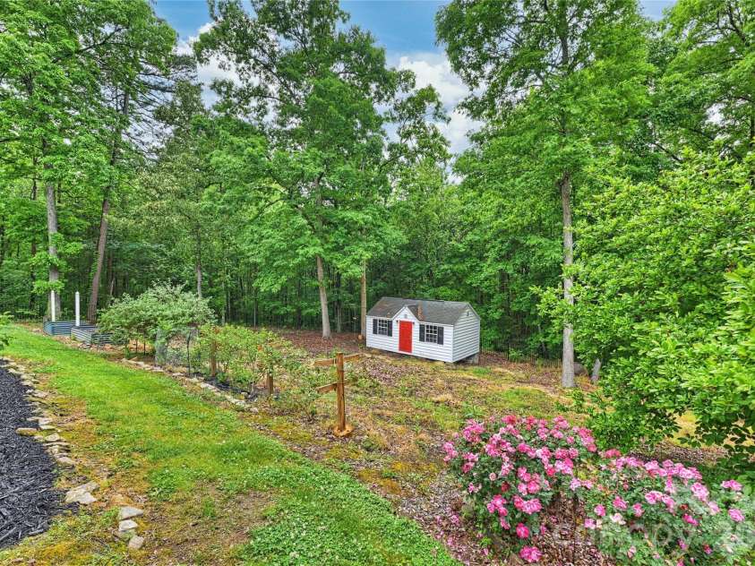 9470 Hutchinson Lane, Charlotte, NC 28216.  MLS# CAR4378198, YatesRealty ID 26845. 