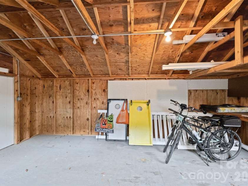 9470 Hutchinson Lane, Charlotte, NC 28216.  MLS# CAR4378198, YatesRealty ID 26845. 