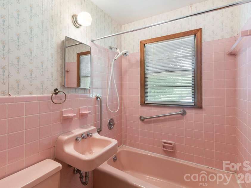 295 Bramlett Drive, Waynesville, NC 28785.  MLS# CAR4381280, YatesRealty ID 26852. Classic vintage tile!