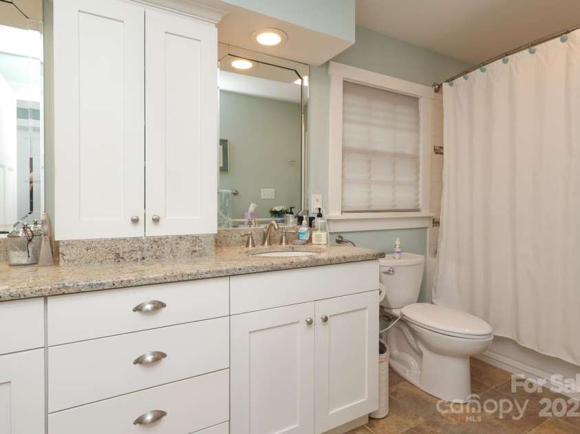 7794 Live Oaks Drive, Denver, NC 28037.  MLS# CAR4234292, YatesRealty ID 26852. Carriage/Guest house full bath on main floor