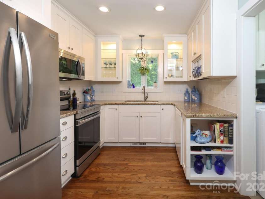 7794 Live Oaks Drive, Denver, NC 28037.  MLS# CAR4234292, YatesRealty ID 26852. Carriage/Guest house full kitchen