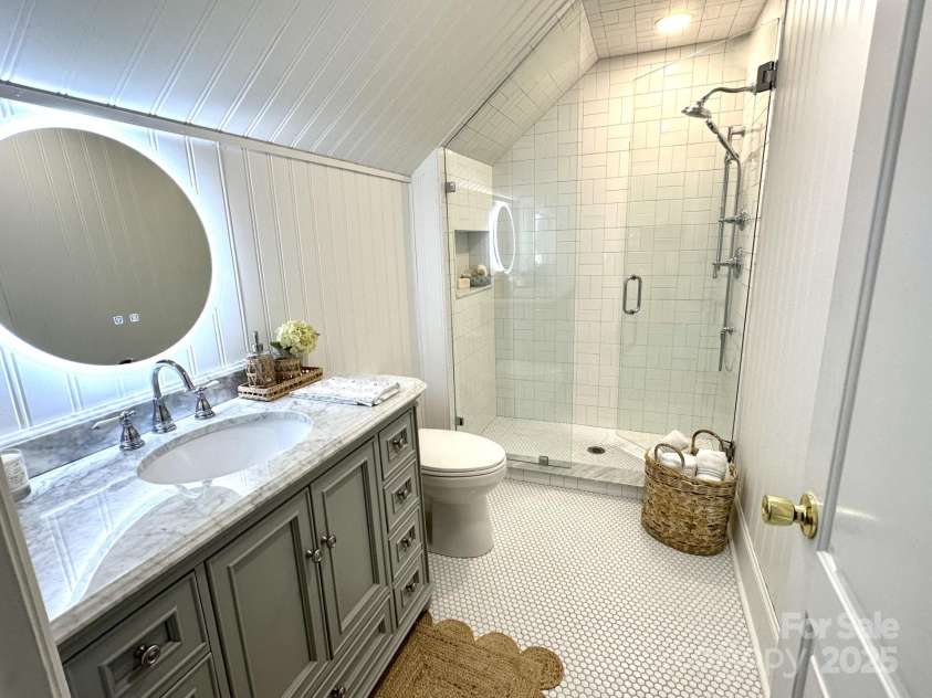 7794 Live Oaks Drive, Denver, NC 28037.  MLS# CAR4234292, YatesRealty ID 26852. Ensuite bath level 2