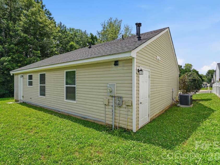 2306 Jordi Way, Charlotte, NC 28213.  MLS# CAR4386952, YatesRealty ID 26853. 