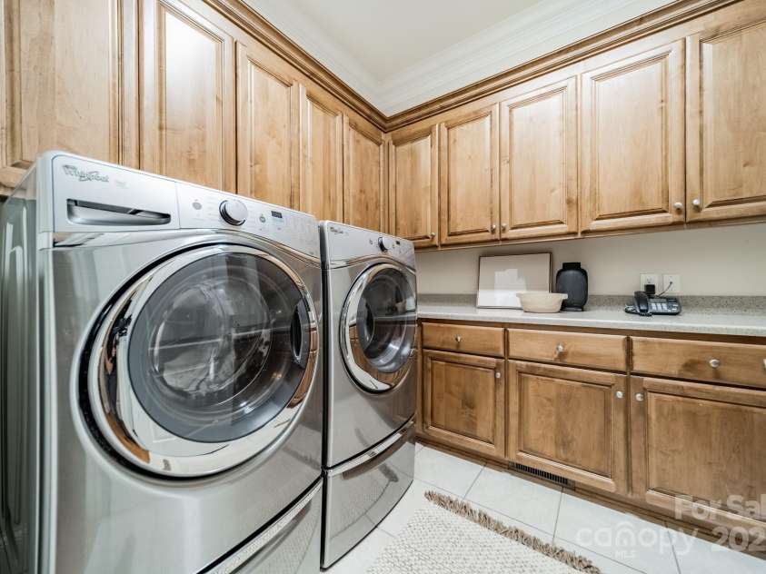 2300 Richardson Drive, Charlotte, NC 28211.  MLS# CAR4266822, YatesRealty ID 26854. Mudroom with laundry and sink