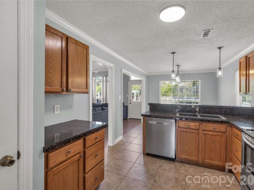 13213 Lampmeade Lane, Charlotte, NC 28273.  MLS# CAR4387181, YatesRealty ID 26856. 