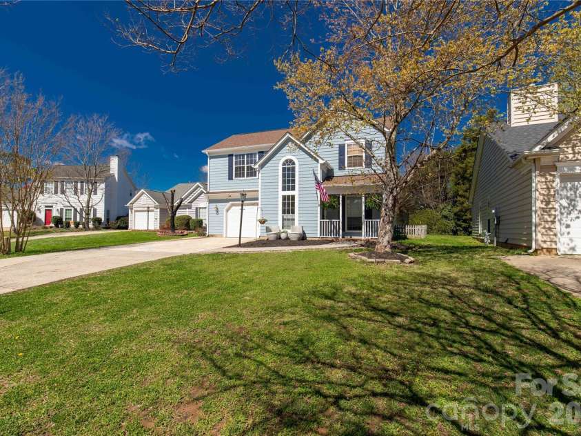 13213 Lampmeade Lane, Charlotte, NC 28273.  MLS# CAR4387181, YatesRealty ID 26856. Alluring curb appeal