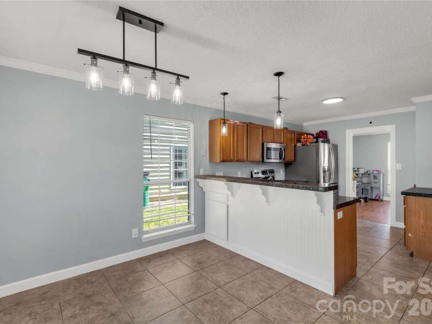 13213 Lampmeade Lane, Charlotte, NC 28273.  MLS# CAR4387181, YatesRealty ID 26856. Breakfast Bar