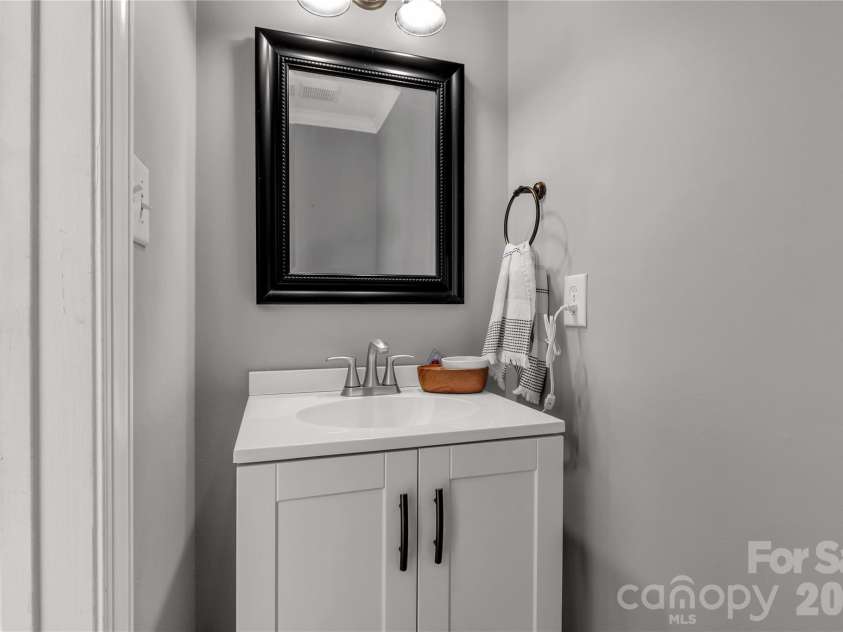 13213 Lampmeade Lane, Charlotte, NC 28273.  MLS# CAR4387181, YatesRealty ID 26856. Hall Half Bath