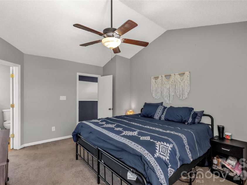 13213 Lampmeade Lane, Charlotte, NC 28273.  MLS# CAR4387181, YatesRealty ID 26856. Spacious Vaulted Primary