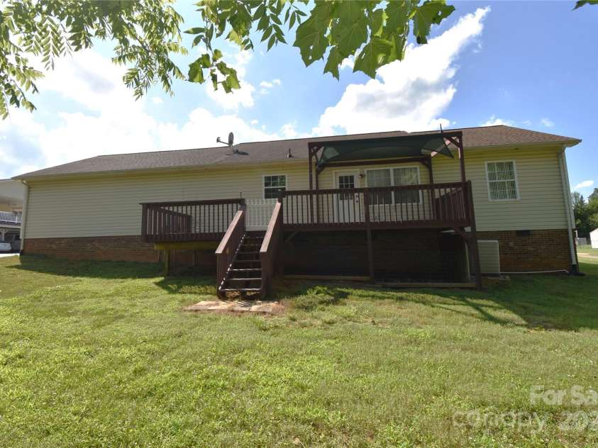 1524 Belleview Drive, Conover, NC 28613.  MLS# CAR4278042, YatesRealty ID 26858. 