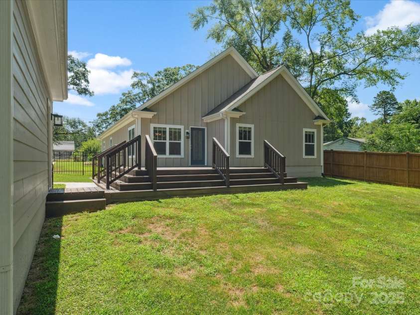 9519 Lawing School Road, Charlotte, NC 28214.  MLS# CAR4282476, YatesRealty ID 26861. 