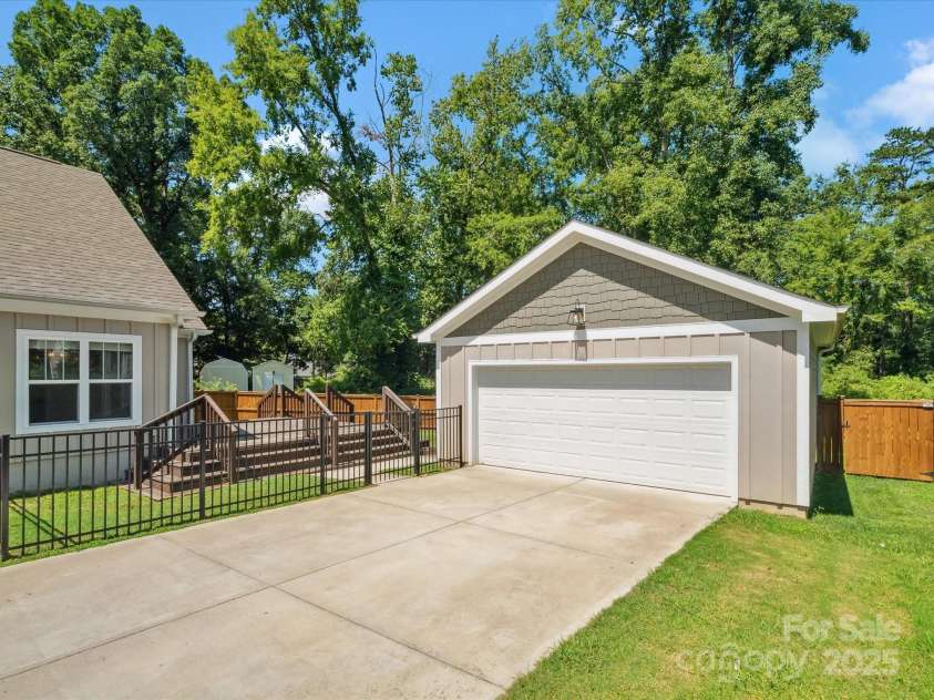 9519 Lawing School Road, Charlotte, NC 28214.  MLS# CAR4282476, YatesRealty ID 26861. 