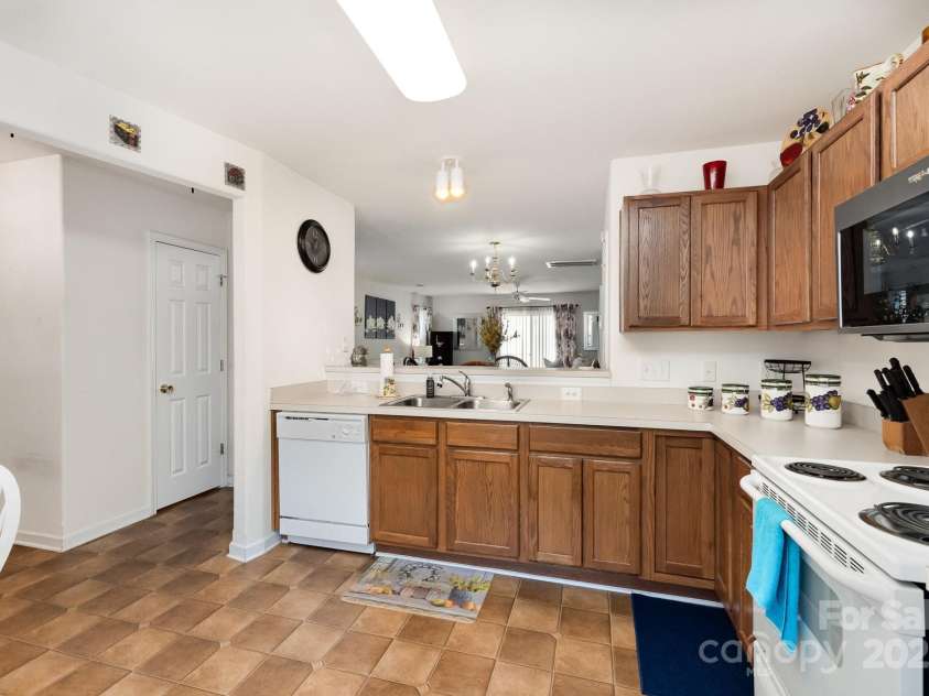 13412 Golden Apple Court, Charlotte, NC 28215.  MLS# CAR4281340, YatesRealty ID 26862. 