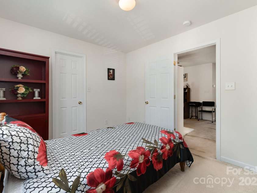 13412 Golden Apple Court, Charlotte, NC 28215.  MLS# CAR4281340, YatesRealty ID 26862. 