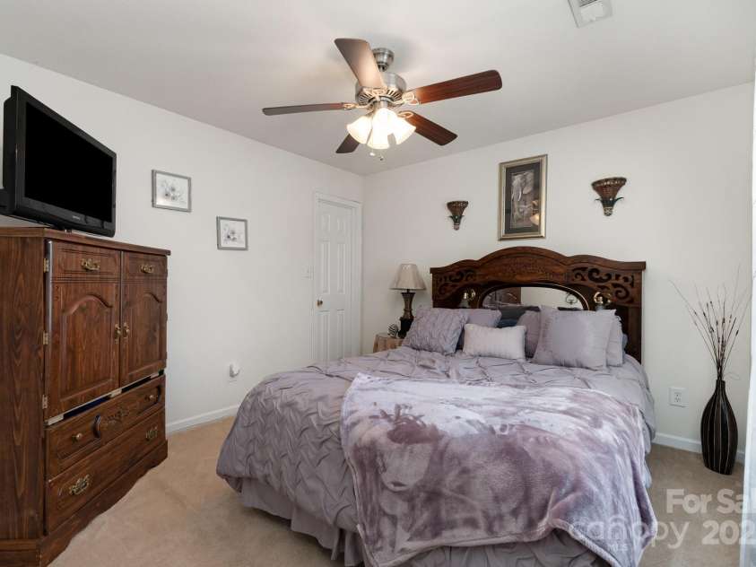 13412 Golden Apple Court, Charlotte, NC 28215.  MLS# CAR4281340, YatesRealty ID 26862. 