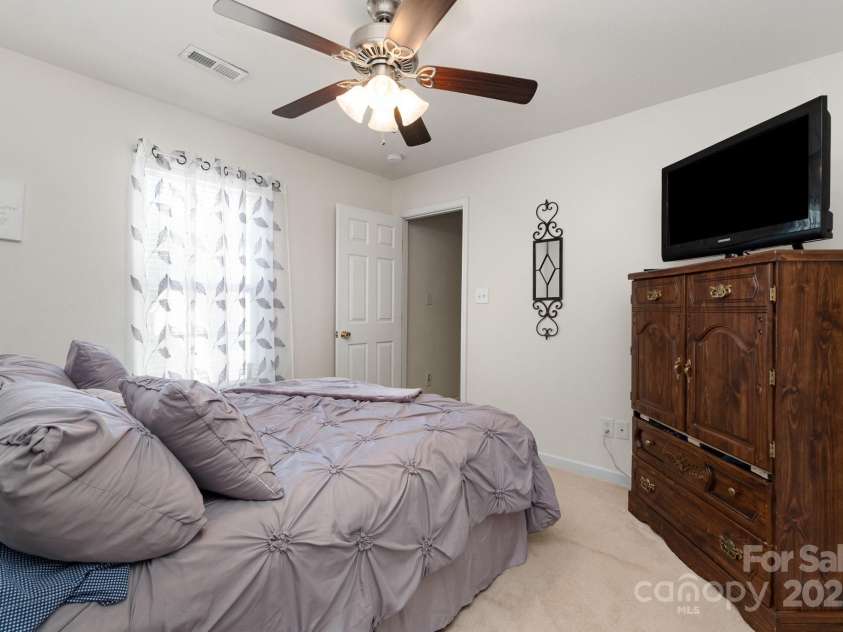 13412 Golden Apple Court, Charlotte, NC 28215.  MLS# CAR4281340, YatesRealty ID 26862. 