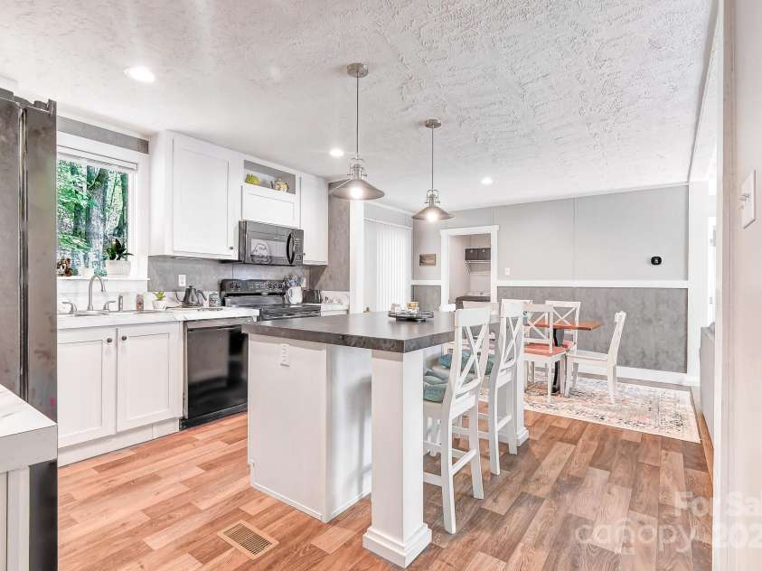 2941 Summer Road, Hendersonville, NC 28792.  MLS# CAR4282608, YatesRealty ID 26864. 