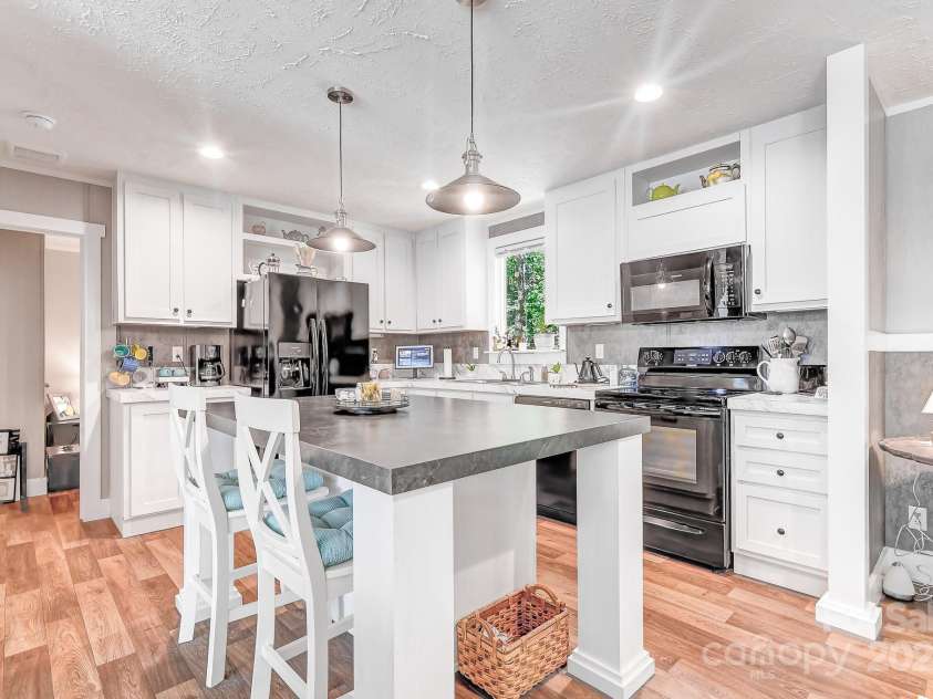 2941 Summer Road, Hendersonville, NC 28792.  MLS# CAR4282608, YatesRealty ID 26864. 