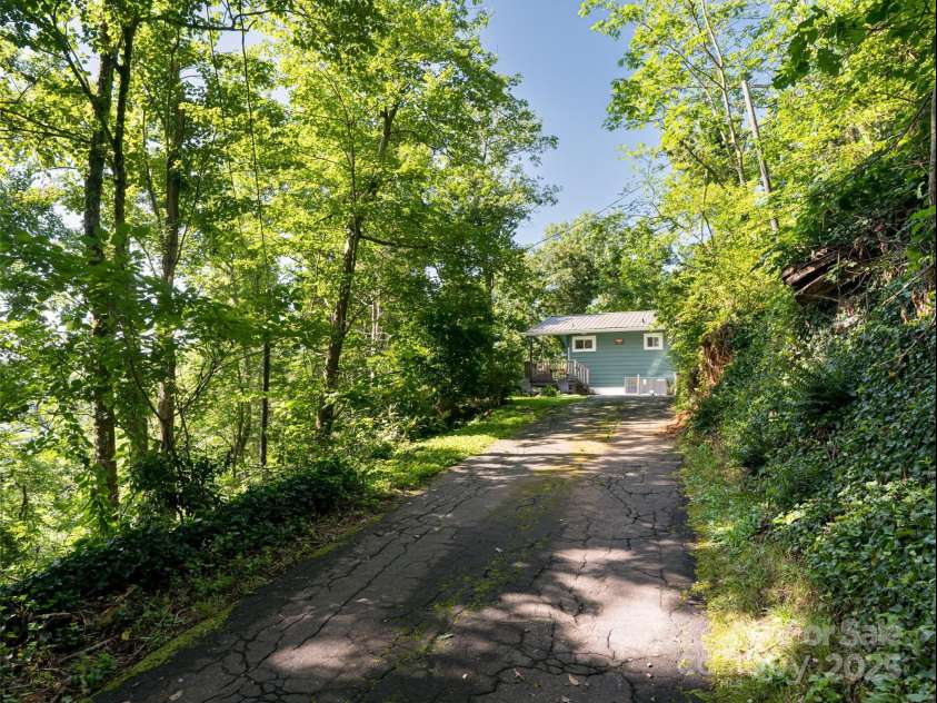 3 Delano Road, Asheville, NC 28805.  MLS# CAR4282055, YatesRealty ID 26866. 