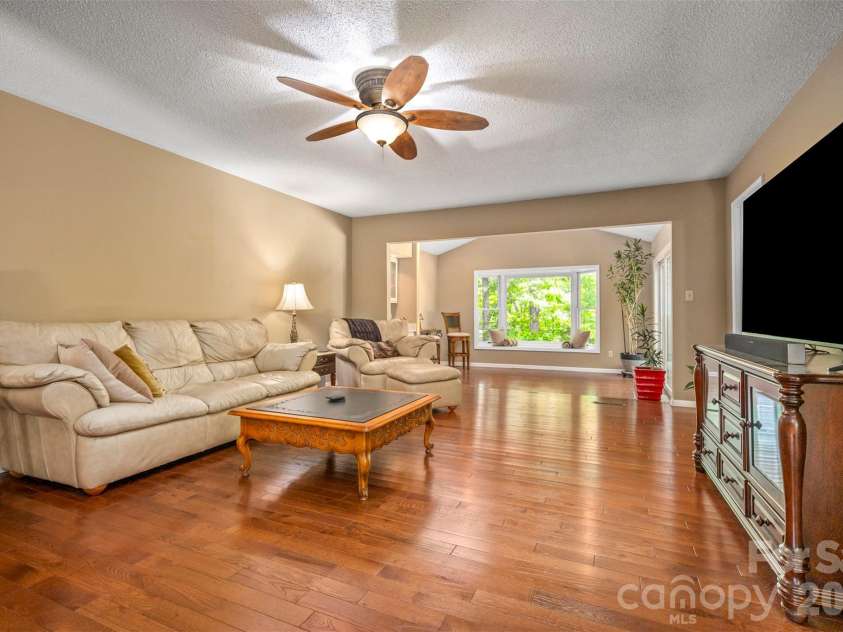 66 Oakwood Lane, Columbus, NC 28722.  MLS# CAR4381689, YatesRealty ID 26866. 