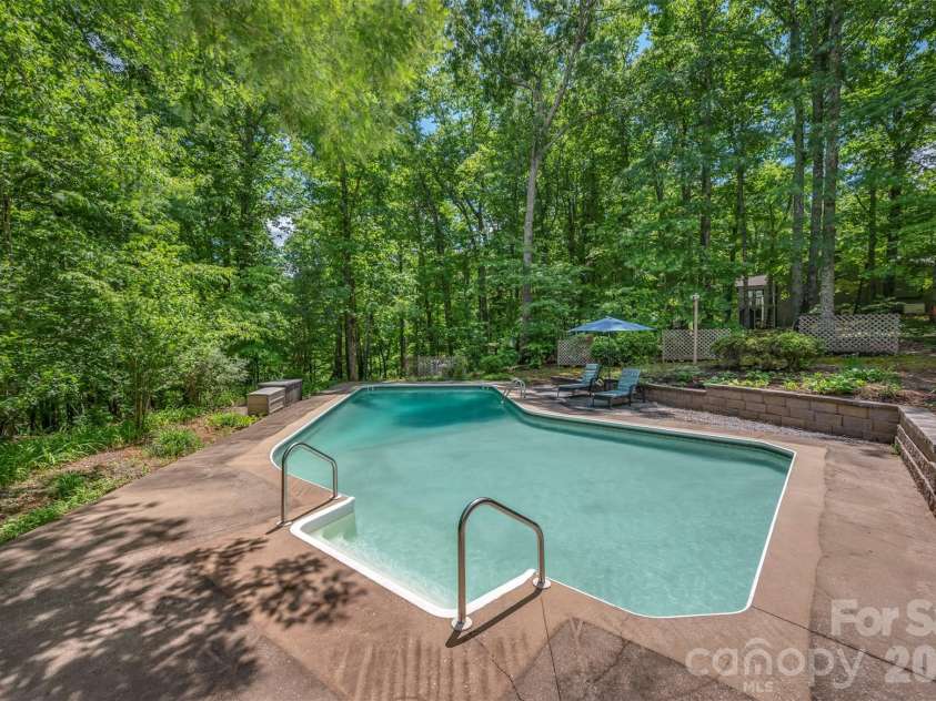 66 Oakwood Lane, Columbus, NC 28722.  MLS# CAR4381689, YatesRealty ID 26866. 