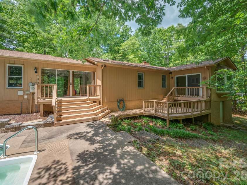 66 Oakwood Lane, Columbus, NC 28722.  MLS# CAR4381689, YatesRealty ID 26866. 
