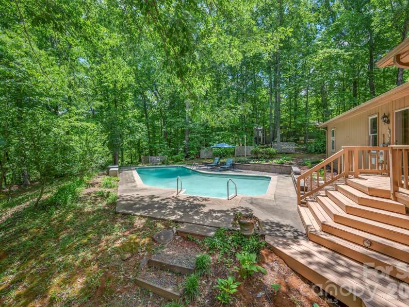 66 Oakwood Lane, Columbus, NC 28722.  MLS# CAR4381689, YatesRealty ID 26866. 