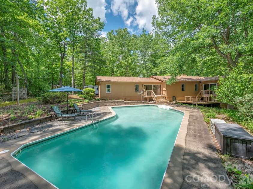 66 Oakwood Lane, Columbus, NC 28722.  MLS# CAR4381689, YatesRealty ID 26866. 